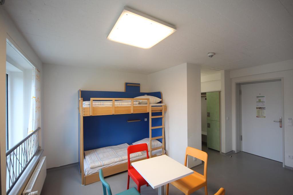 Vierbettzimmer mit privater Dusche/WC